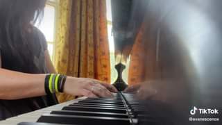 Amy Lee reprends du Chopin sur le TikTok d’Evanescence   « Jouer juste par amour…